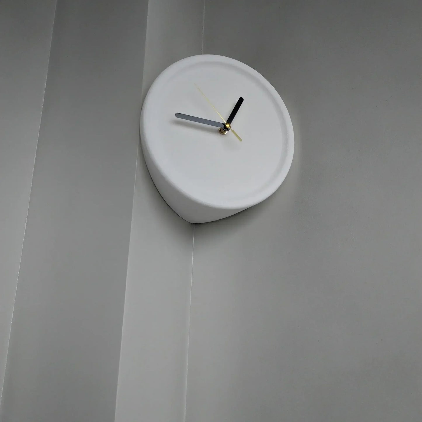 SilentCorner Horloge - Horloge mural silencieux élégant sans perçage