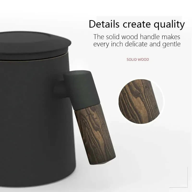 Tasses avec couvercle, filtre et poignée en bois. Une théière dans une tasse !