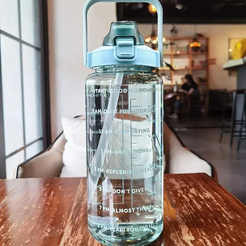 HydroMax – Bouteille d’Eau Portable 2L avec Paille, Indicateur de Temps et Grande Capacité