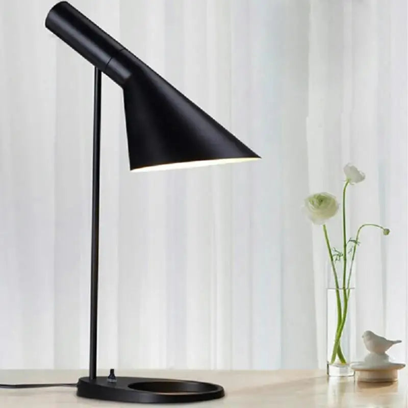LuxeMétal – Lampe de Table en Métal pour Décor Contemporain