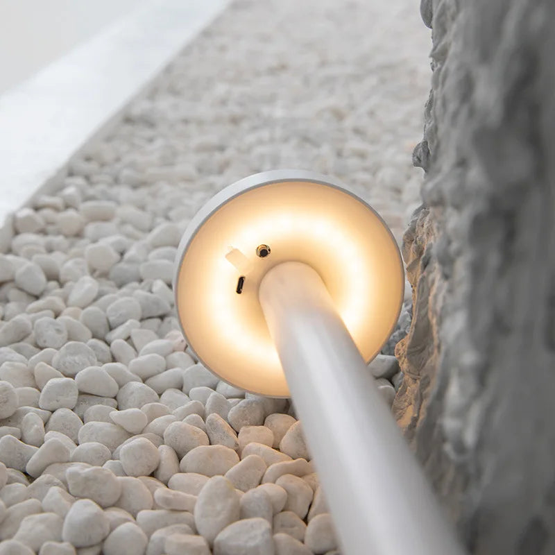 LuminoPro - Lampe LED Rechargeable Étanche pour Hôtels et Extérieurs