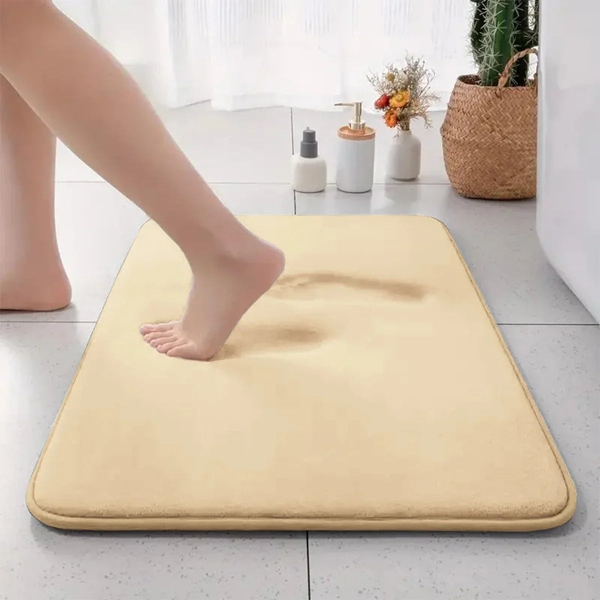 Tapis de bain en flanelle épais et absorbant - Tapis de porte antidérapant de couleur unie pour l'entrée de la salle de bain