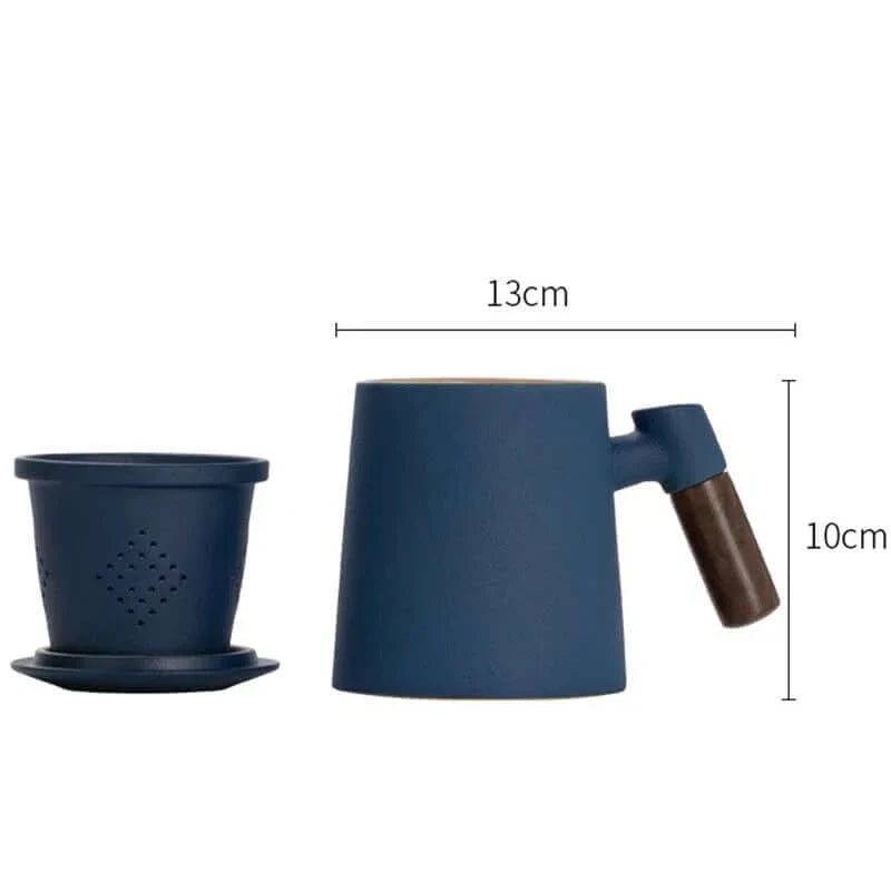 Tasses avec couvercle, filtre et poignée en bois. Une théière dans une tasse !