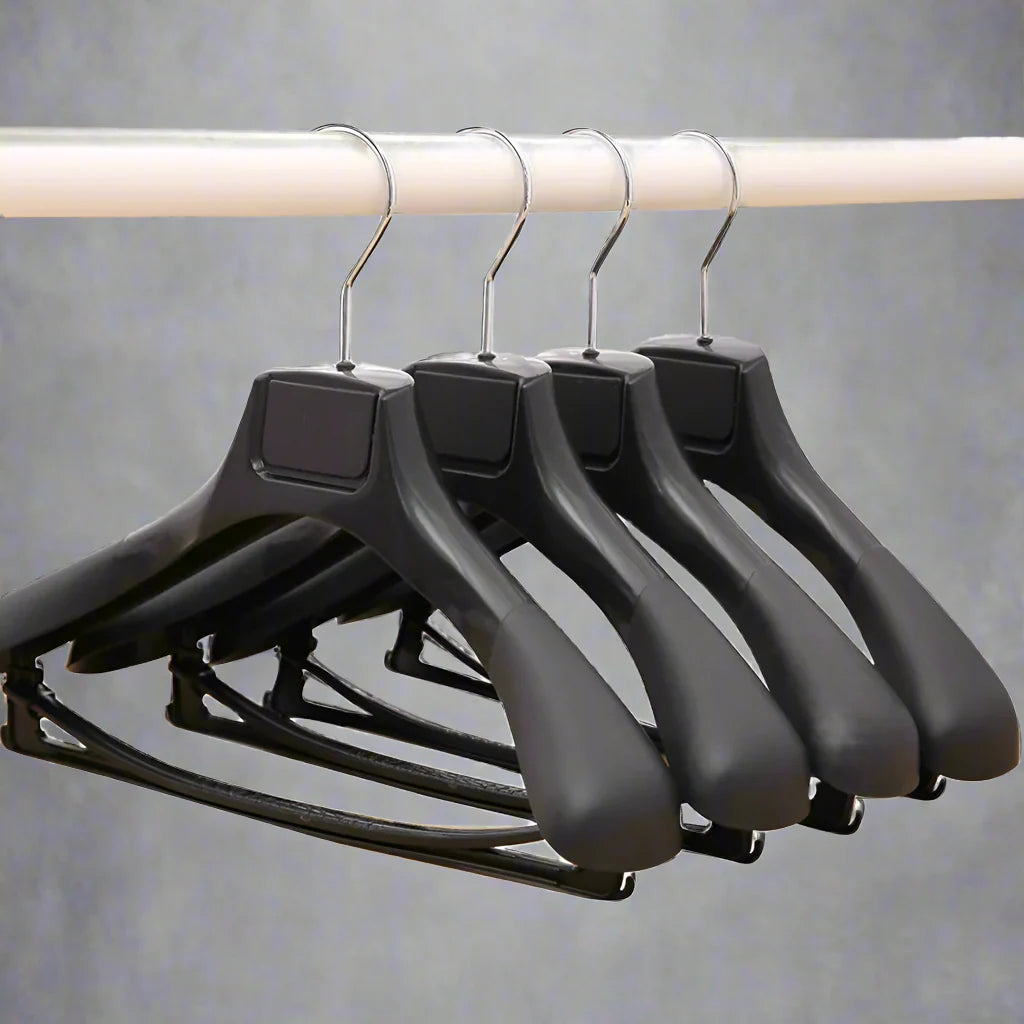 Ensemble de cintres à larges épaules Elliot – Cintres en plastique durables pour l'organisation de l'armoire