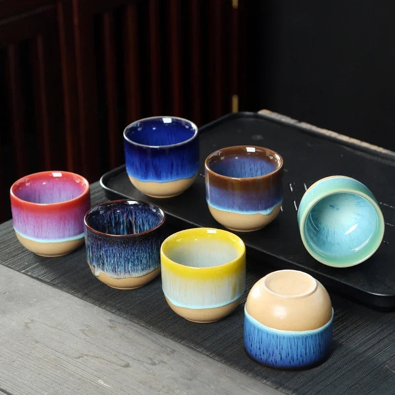 Tasse à thé en céramique avec des gouttes de couleur