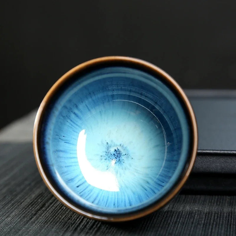 Tasse à thé en céramique avec des gouttes de couleur