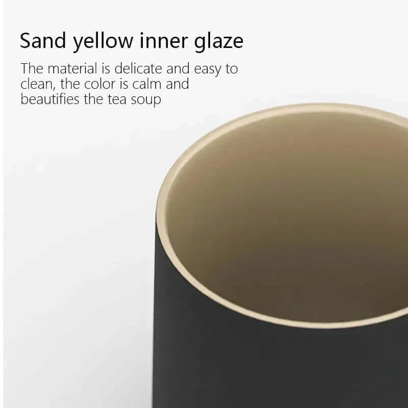 Tasses avec couvercle, filtre et poignée en bois. Une théière dans une tasse !