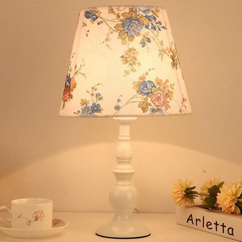 Floroux Lampe de Table Exclusive avec Abat-jour en Tissu | Motif Floral | Design de Vase | Fonction de Dimming LED | Éclairage Élégant pour la Maison
