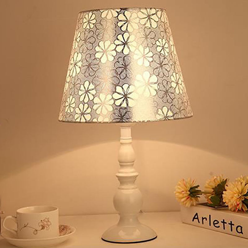 Floroux Lampe de Table Exclusive avec Abat-jour en Tissu | Motif Floral | Design de Vase | Fonction de Dimming LED | Éclairage Élégant pour la Maison