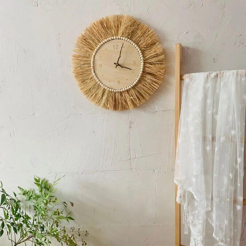Horloge murale en raffia tissée à la main