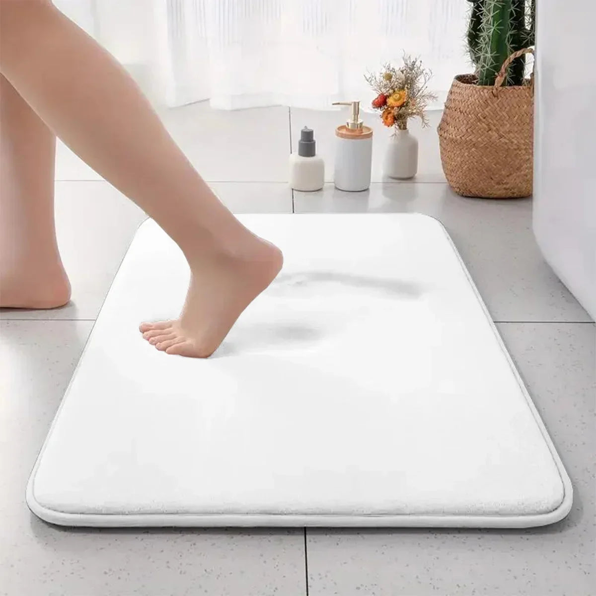 Tapis de bain en flanelle épais et absorbant - Tapis de porte antidérapant de couleur unie pour l'entrée de la salle de bain