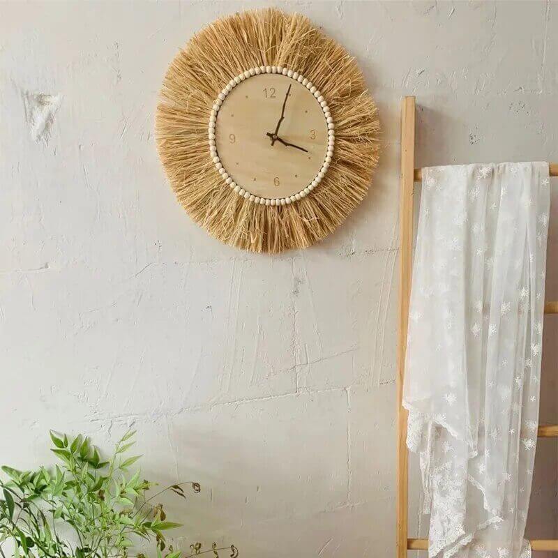 Horloge murale en raffia tissée à la main