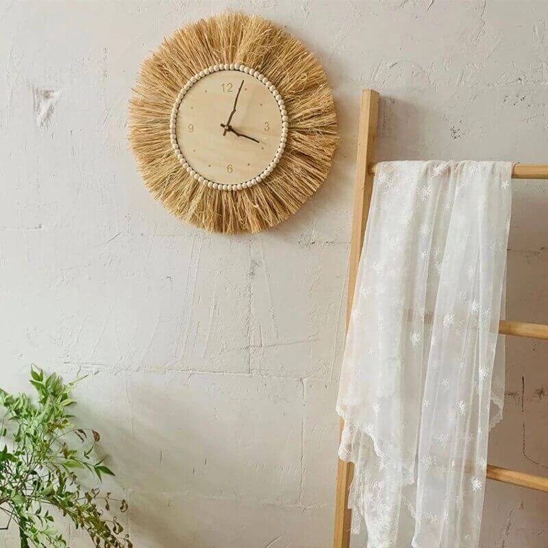 Horloge murale en raffia tissée à la main