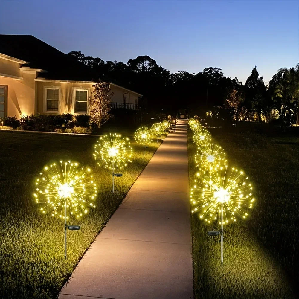 Lumières de Noël Colorées en Feu d'Artifice Solaire - 8 Modes Décor Étanche pour Jardins pour Fêtes en Extérieur, Terrasses et Allées - Design en Fil de Cuivre Flexible