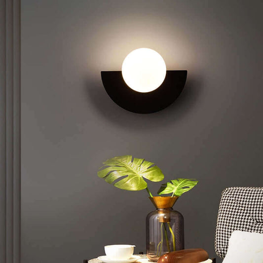Applique murale en métal en demi-lune. Disponible en 2 tailles différentes et en différentes couleurs.