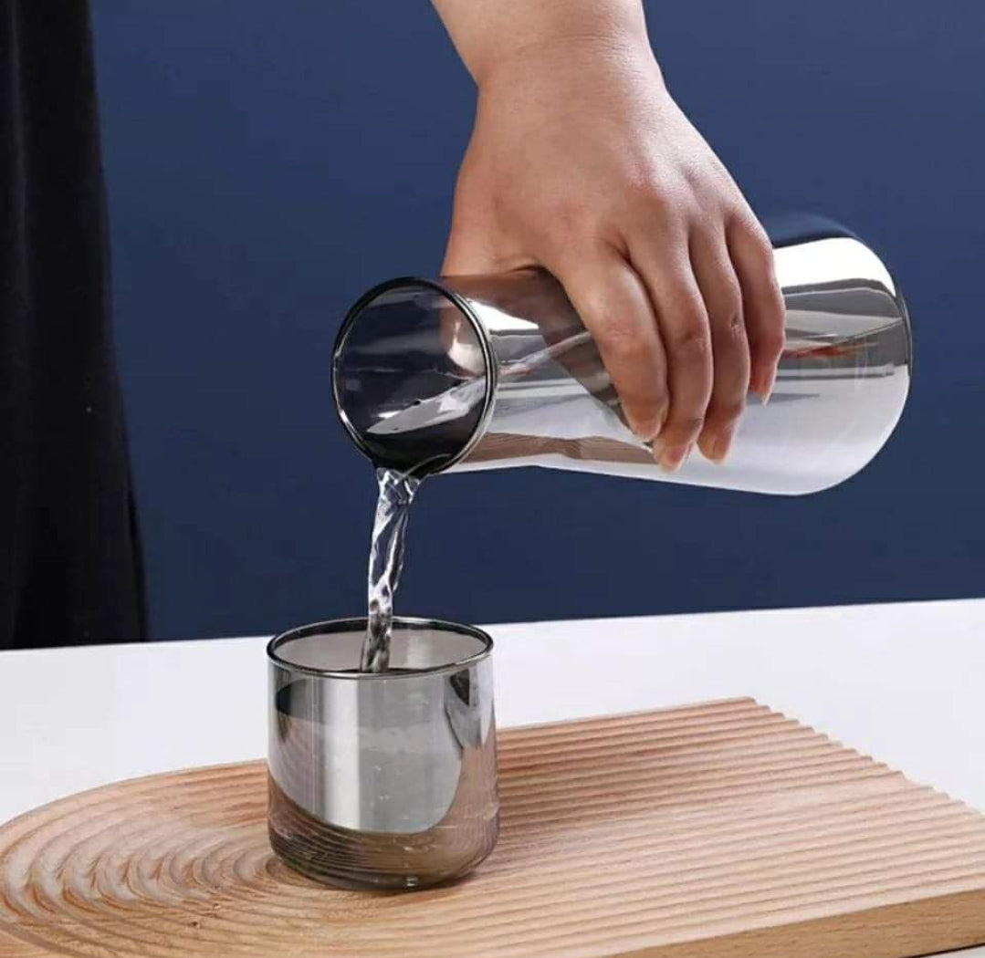 Bouteille d'eau de nuit de chevet avec verre