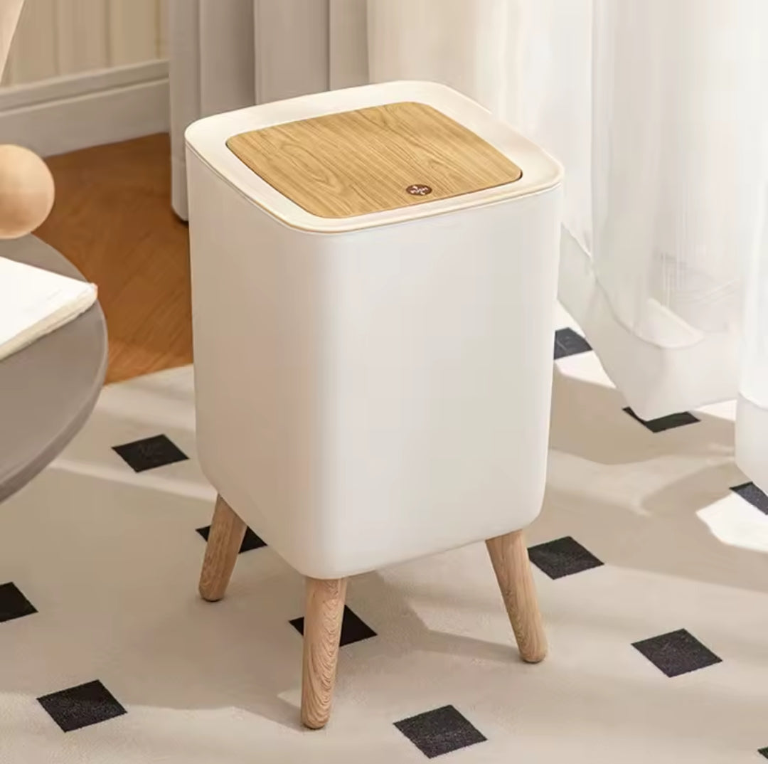 Poubelle avec couvercle pressé