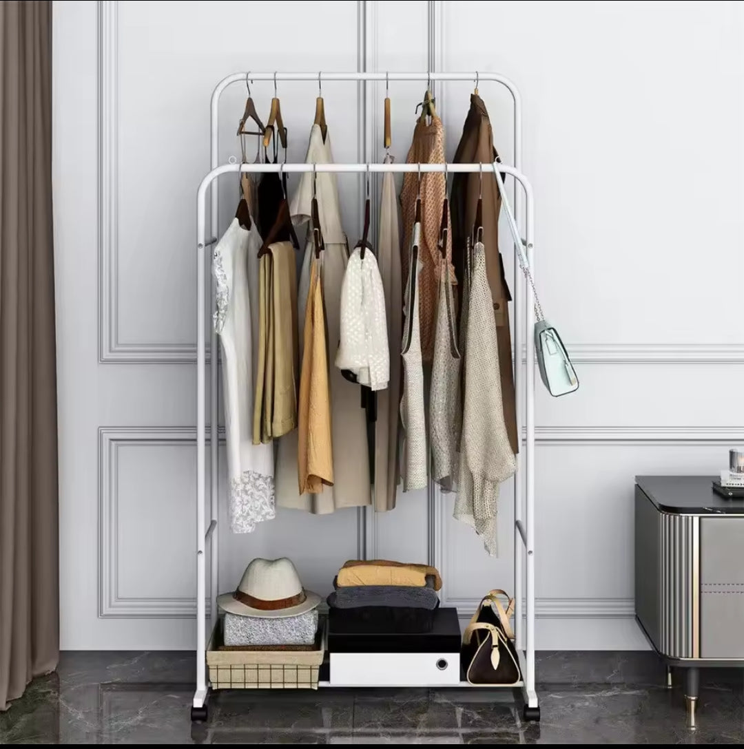 Porte-vêtements à roulettes