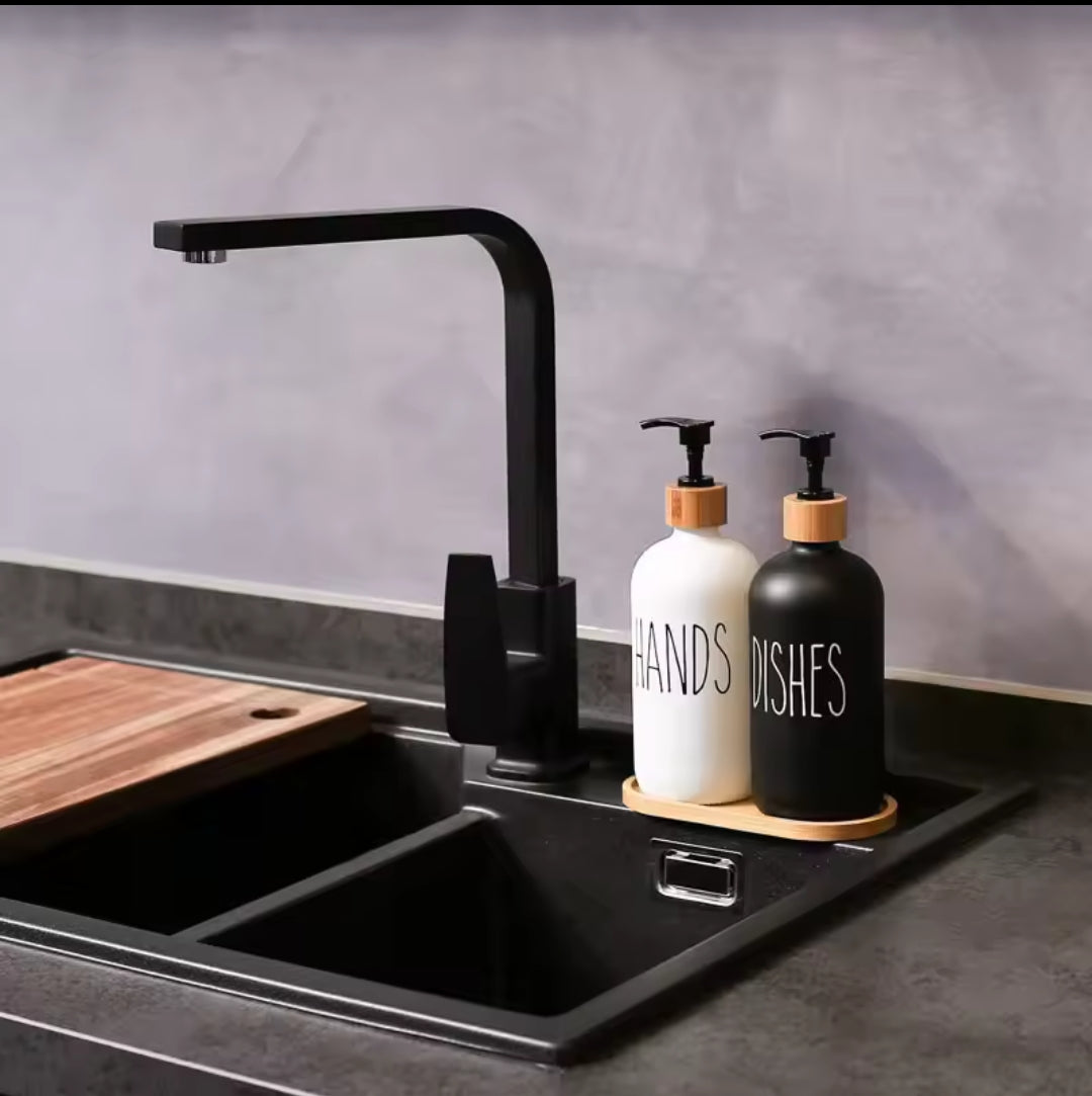 Mains et distributeur de savon