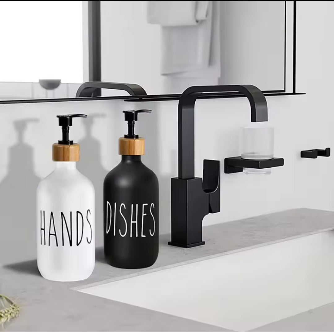 Mains et distributeur de savon