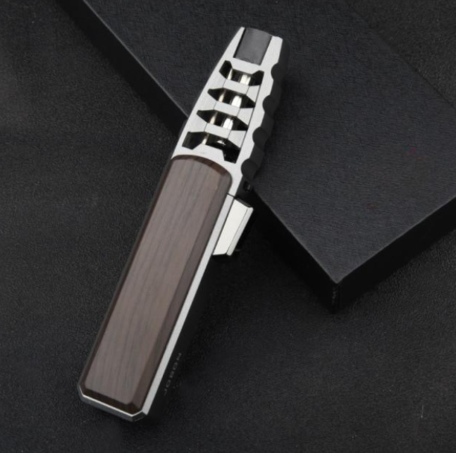 BlazeGuard Briquet – Robuste Flamme Résistante au Vent pour Aventure