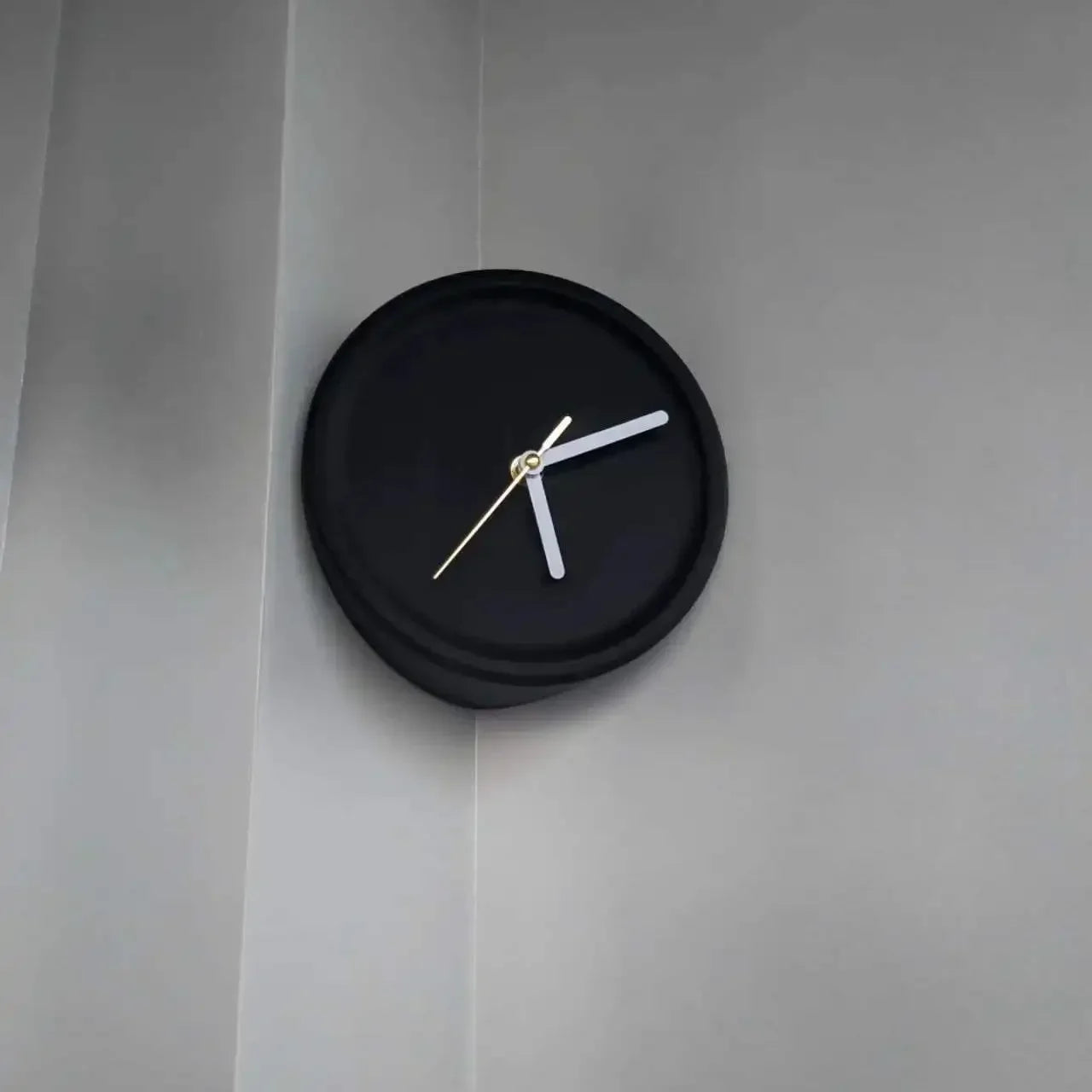 SilentCorner Horloge - Horloge mural silencieux élégant sans perçage