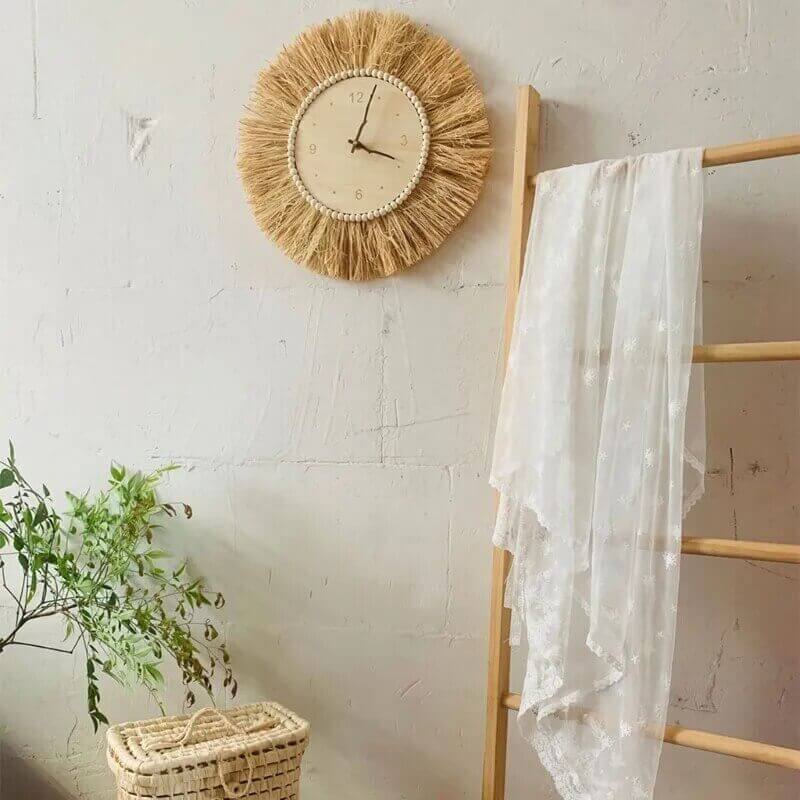 Horloge murale en raffia tissée à la main