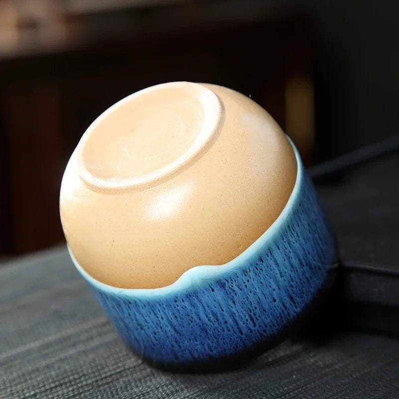 Tasse à thé en céramique avec des gouttes de couleur