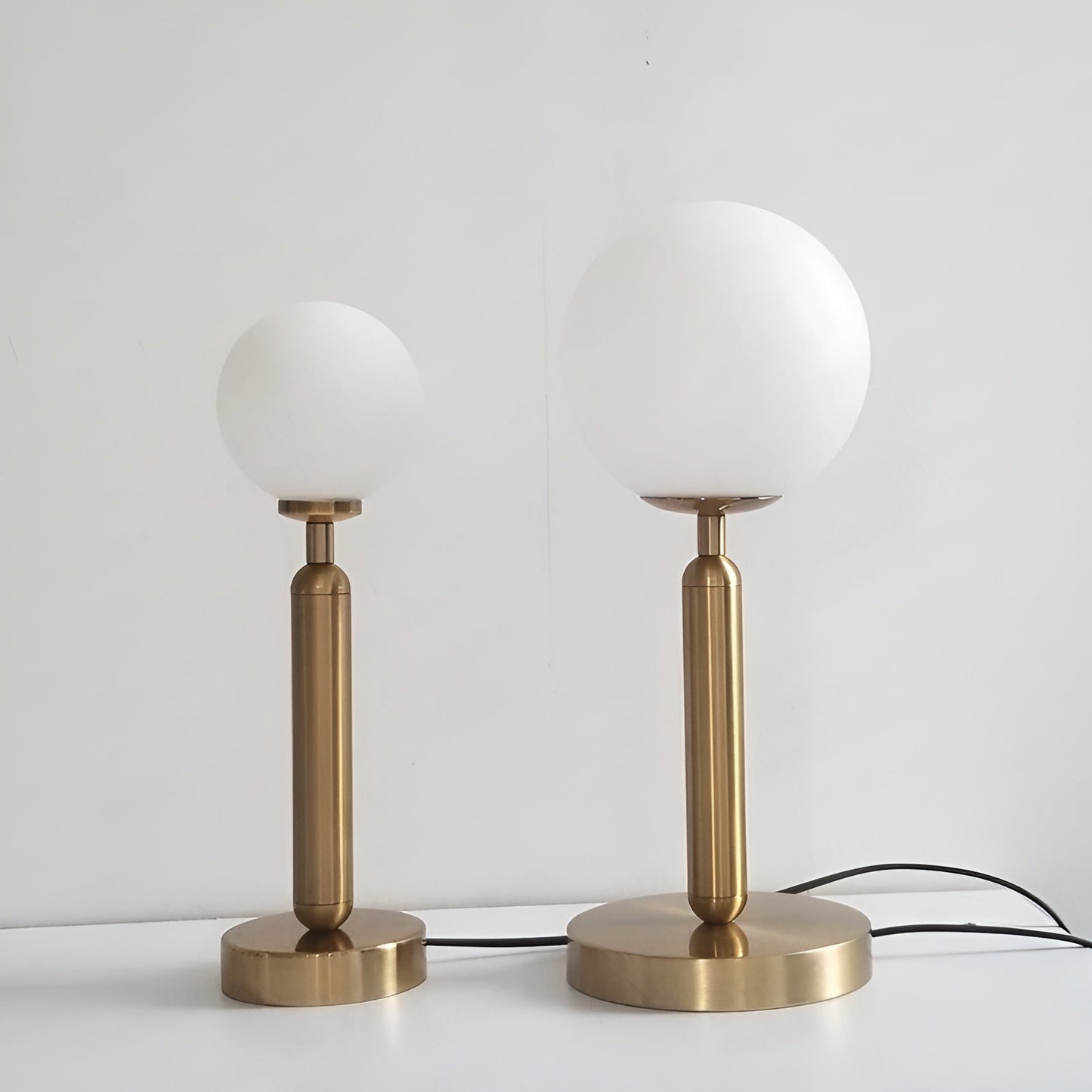 SphereShine Luxe Lampe de Table en Verre & Laiton – Élégance et LED