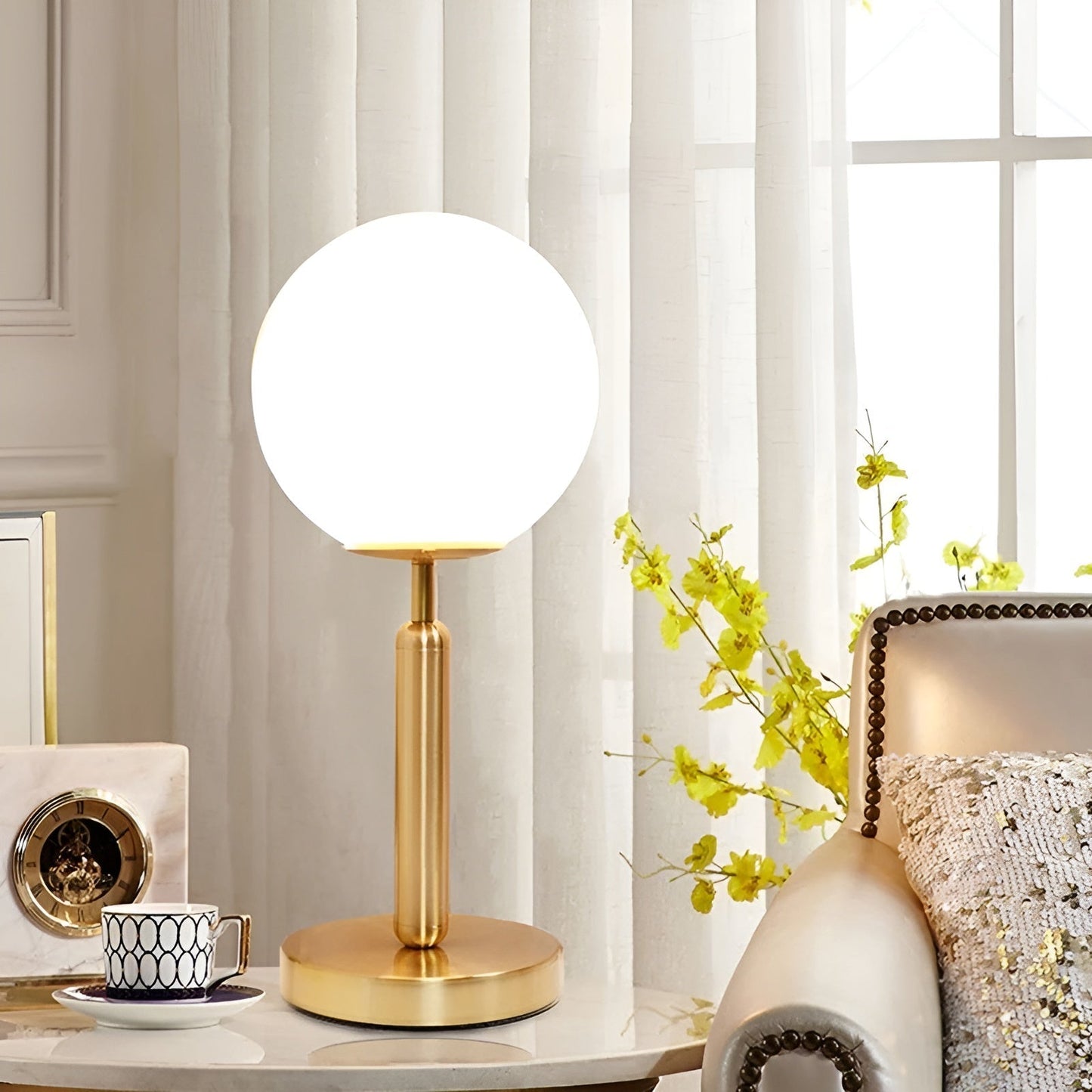 SphereShine Luxe Lampe de Table en Verre & Laiton – Élégance et LED