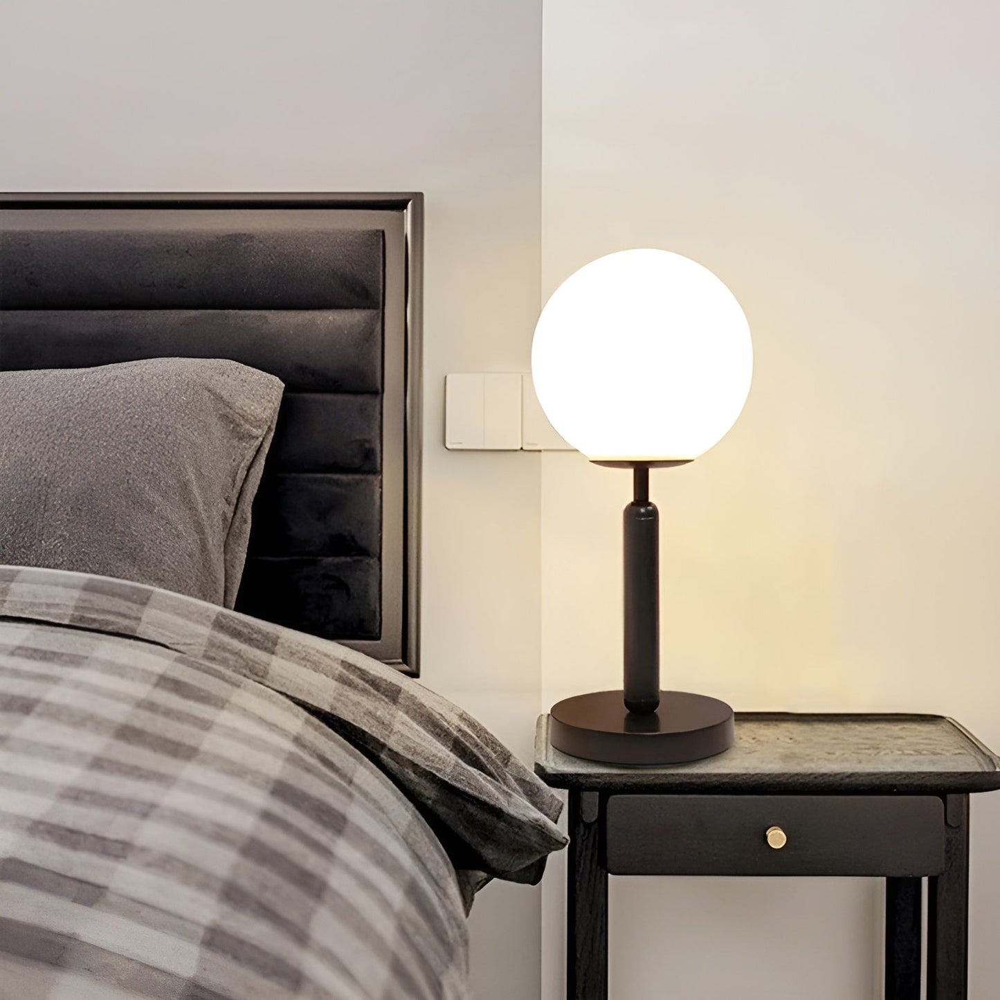 SphereShine Luxe Lampe de Table en Verre & Laiton – Élégance et LED