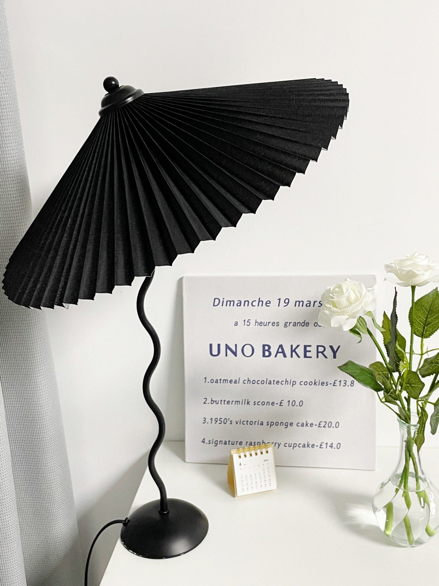 Floroux - Lampe de table LED en arc pour une ambiance moderne