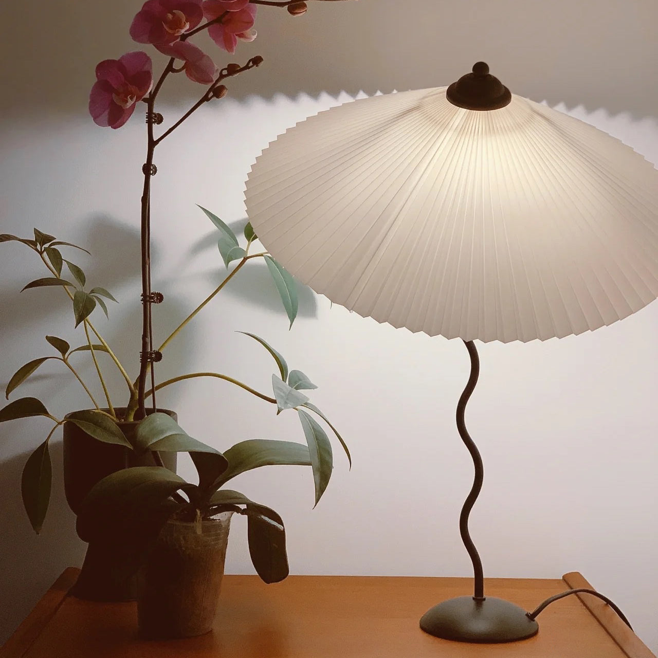 Floroux - Lampe de table LED en arc pour une ambiance moderne