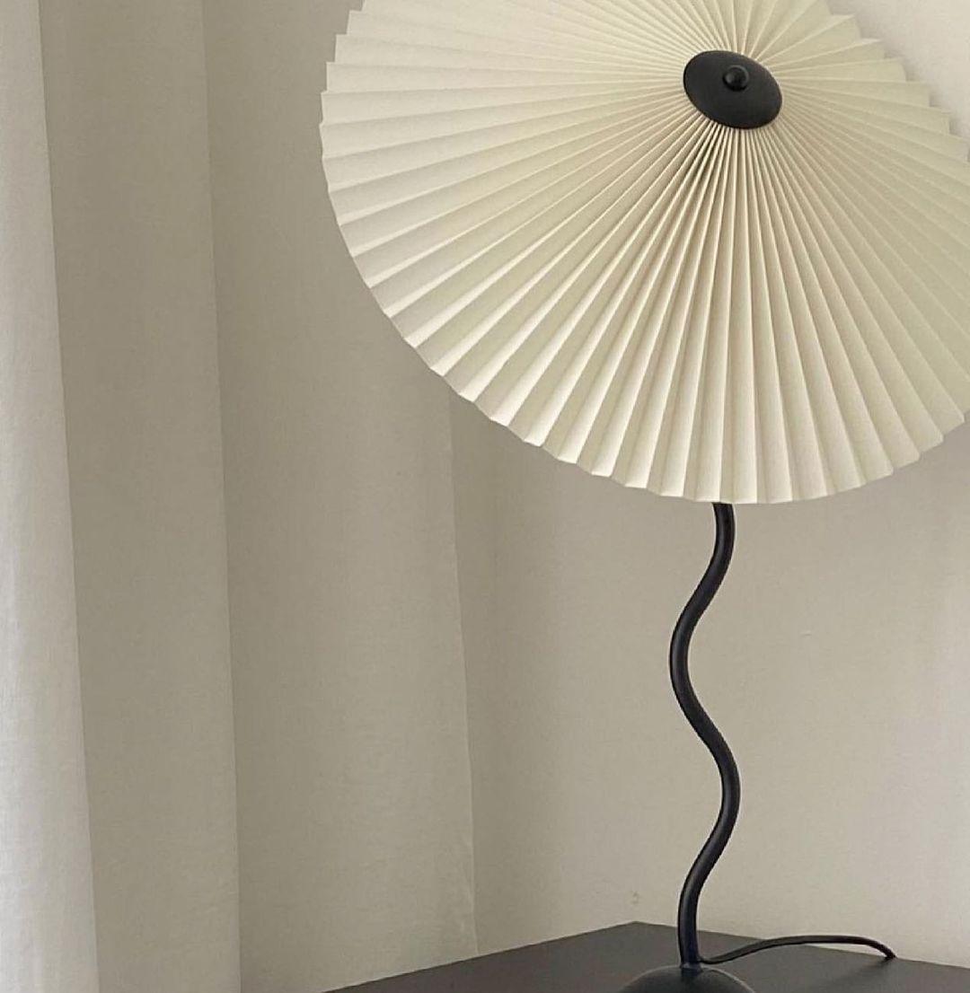 Floroux - Lampe de table LED en arc pour une ambiance moderne