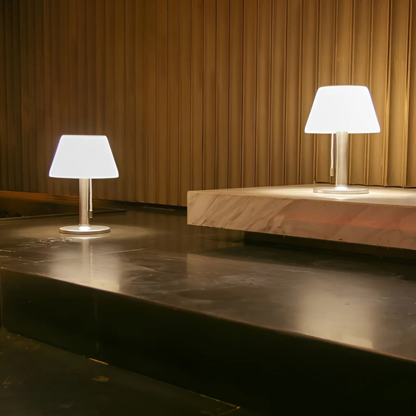 Lampe de table solaire élégante - SolarLuxe