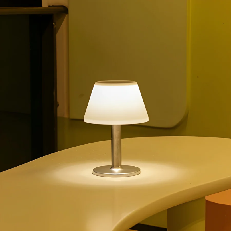 Lampe de table solaire élégante - SolarLuxe