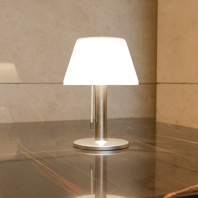 Lampe de table solaire élégante - SolarLuxe