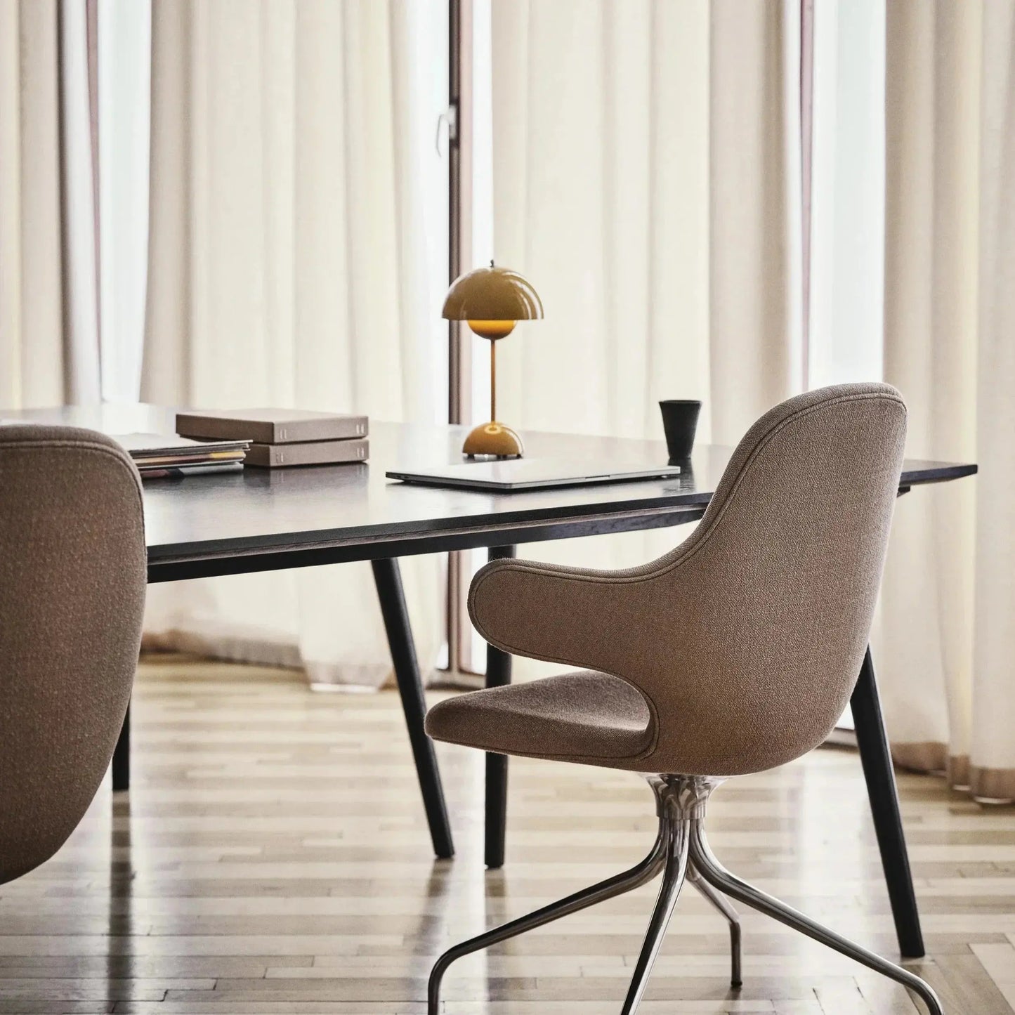 LunarGlow - Lampe de table LED pour une ambiance élégante