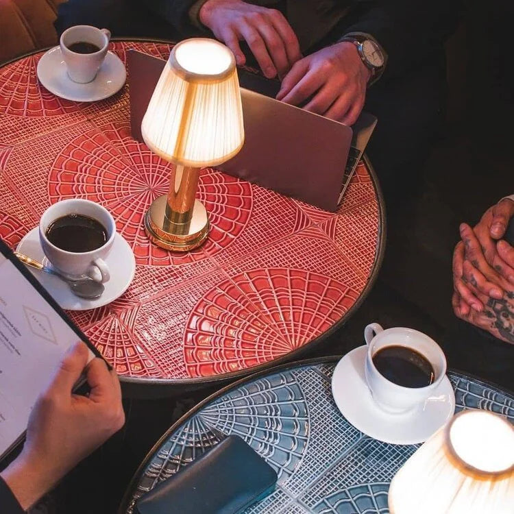 Floroux – Lampe de table sans fil chic avec surface métallique douce