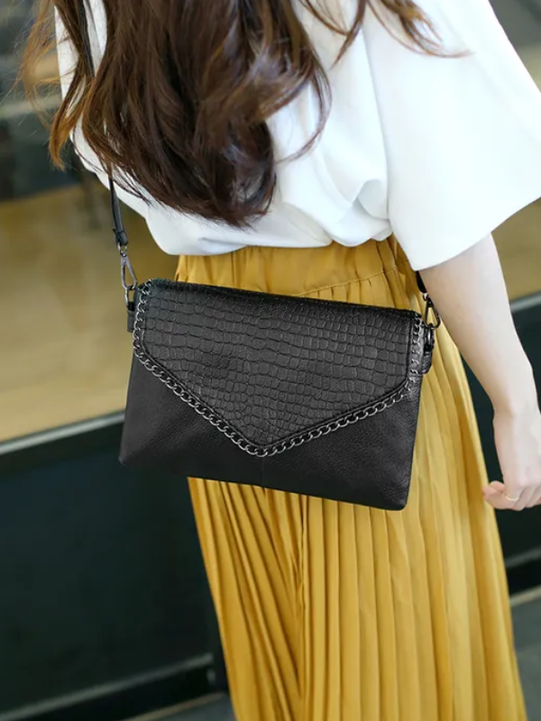 Alexa Clutch – Élégance Intemporelle dans la Mode