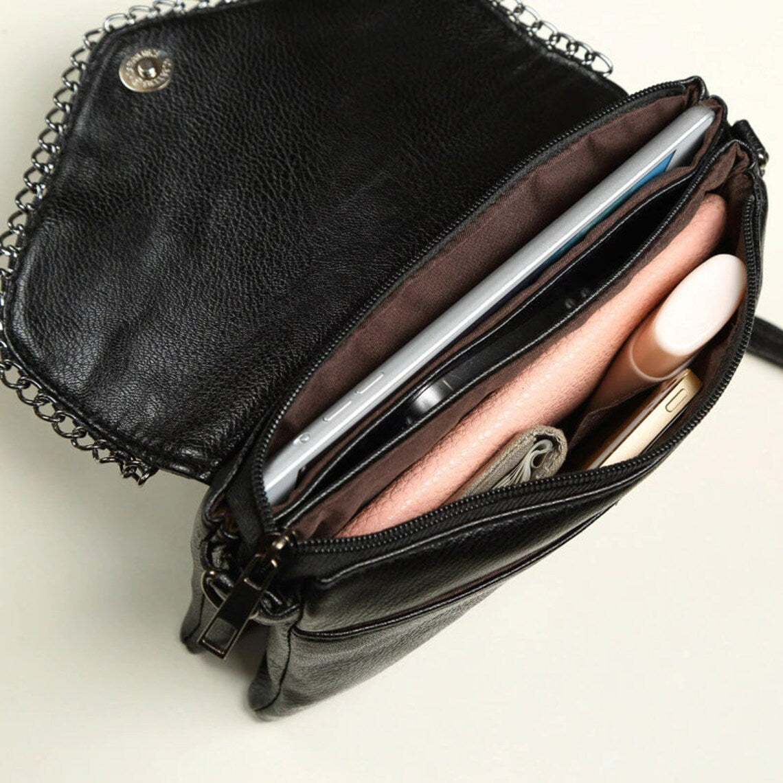 Alexa Clutch – Élégance Intemporelle dans la Mode