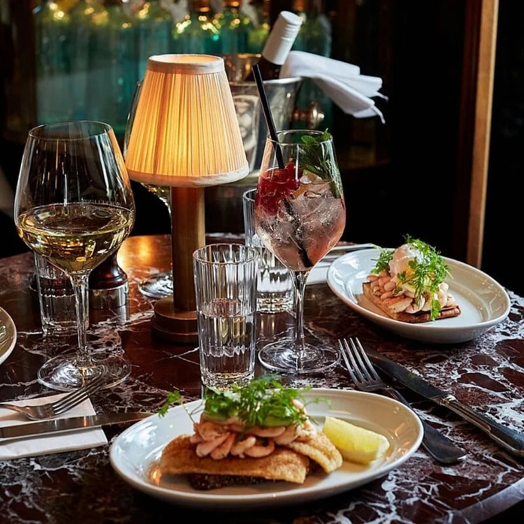 Floroux – Lampe de table sans fil chic avec surface métallique douce