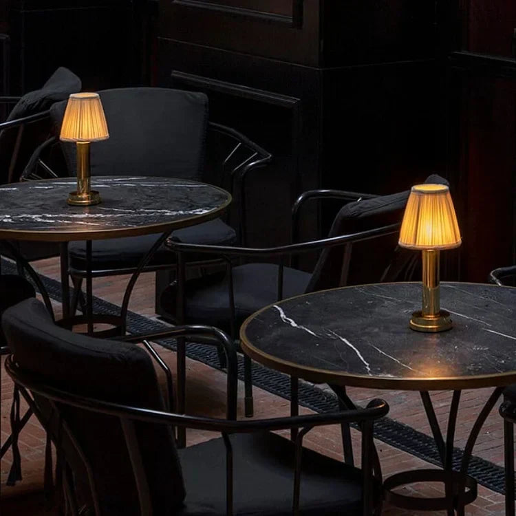 Floroux – Lampe de table sans fil chic avec surface métallique douce
