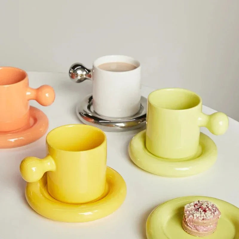 Ensemble de tasses à café et sous-tasses en céramique accrocheur