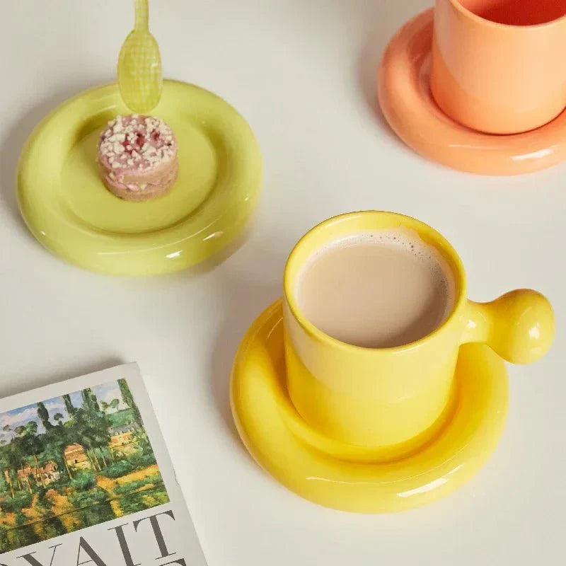 Ensemble de tasses à café et sous-tasses en céramique accrocheur