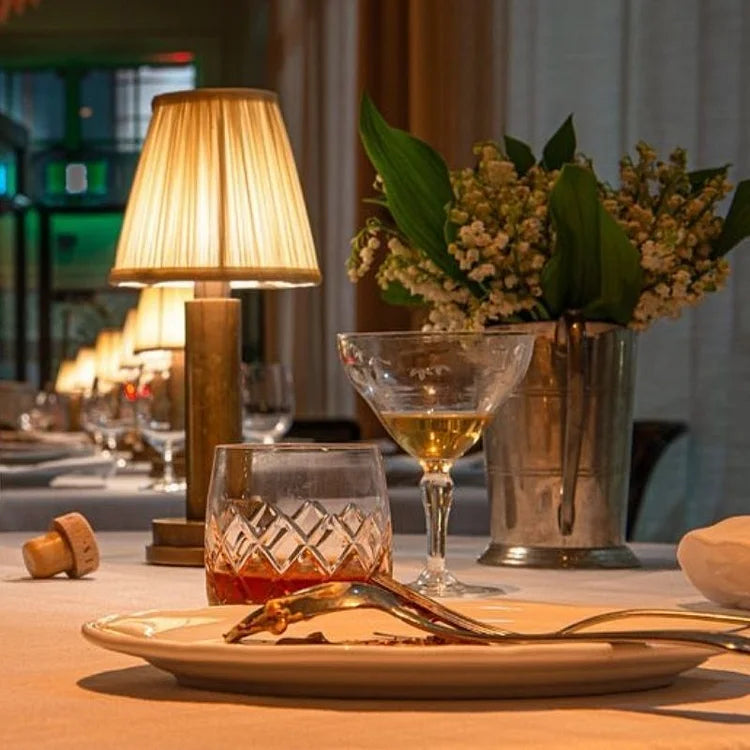 Floroux – Lampe de table sans fil chic avec surface métallique douce