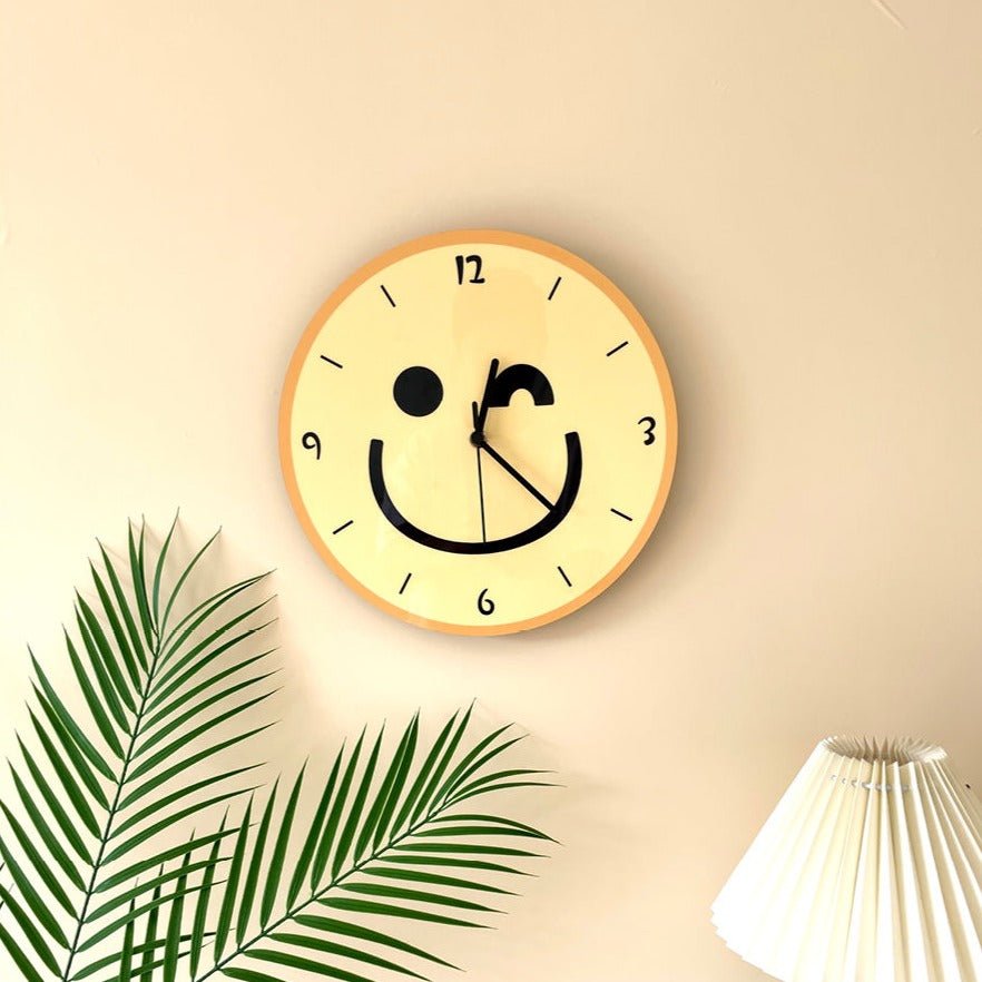 Horloge murale avec un cartoon smiley jaune