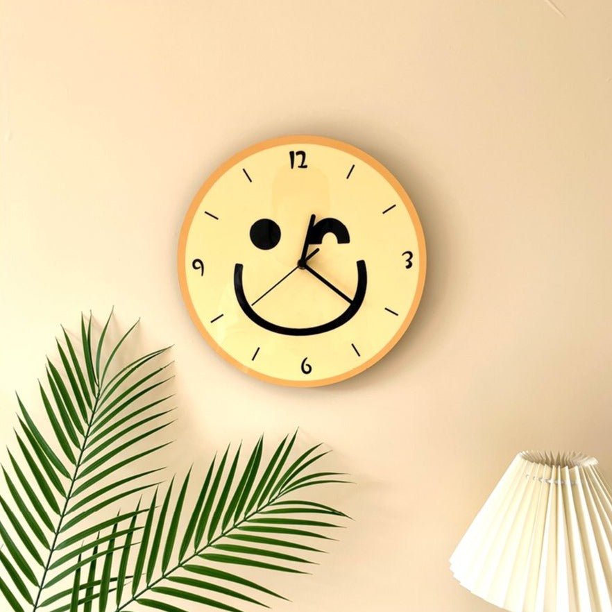 Horloge murale avec un cartoon smiley jaune