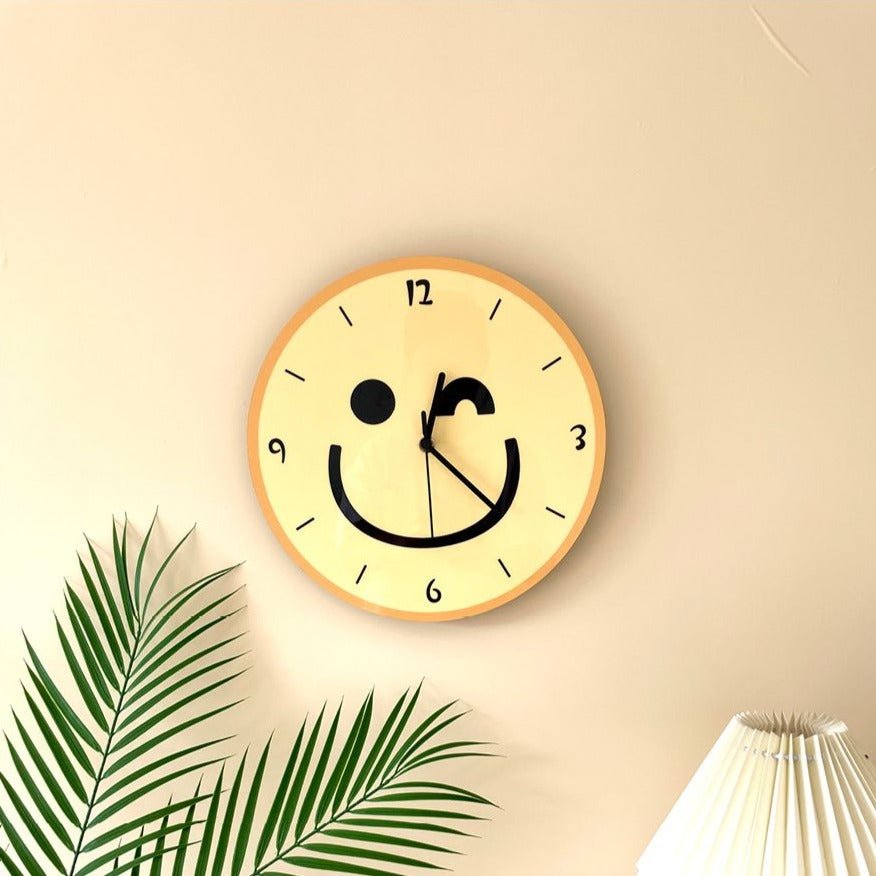Horloge murale avec un cartoon smiley jaune