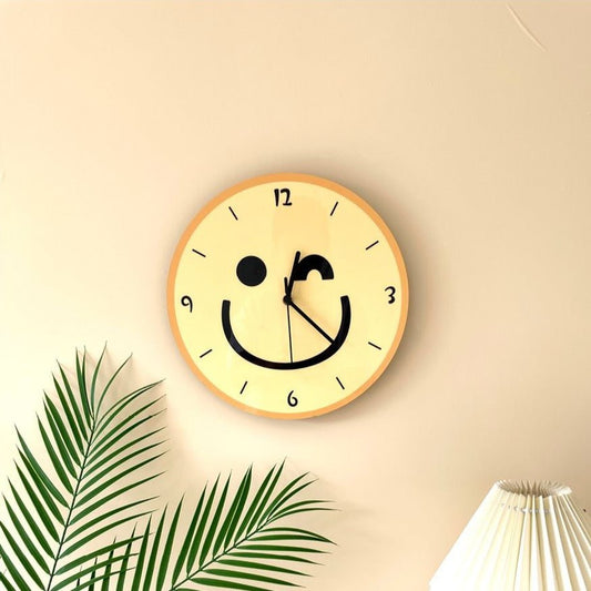 Horloge murale avec un cartoon smiley jaune